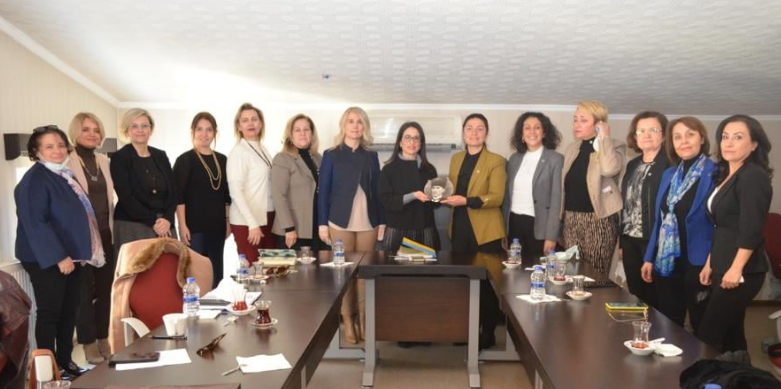 İYİ Parti Çankaya İlçe Başkanı Kevser Ofluoğlu, İYİ Parti Kadın Politikaları Başkanı Nurinnisa Demirel dernek merkezimizi ziyaret etti.